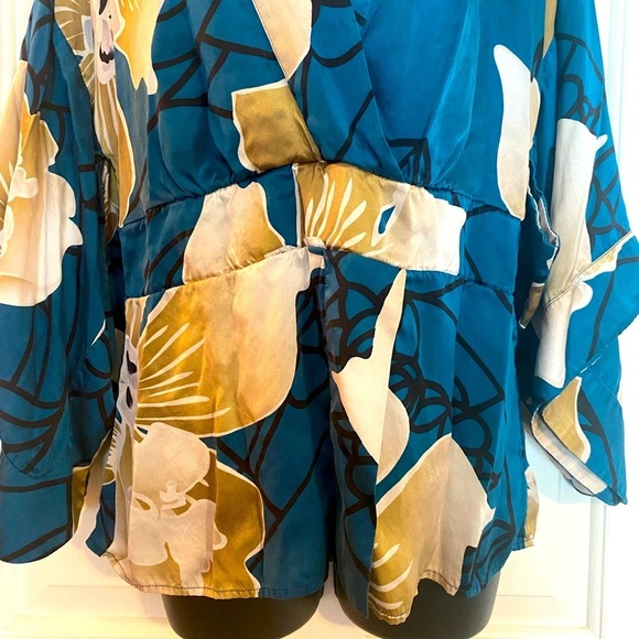 “SOMA” Intimates Luxe Silk Floral Kimono - Picture 7 of 15